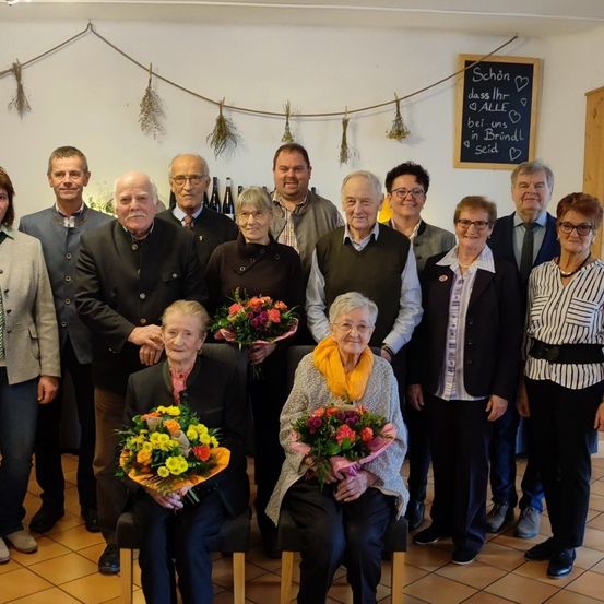 Bild enthält, Flower, Flower Arrangement, Flower Bouquet, Pants, People, Blazer, Coat, Jacket, Photography, Portrait