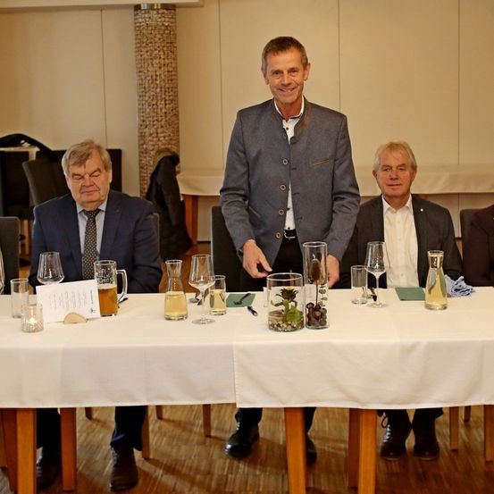 Bild enthält, Dining Table, Table, Dining Room, People, Person, Adult, Male, Man, Tablecloth, Suit