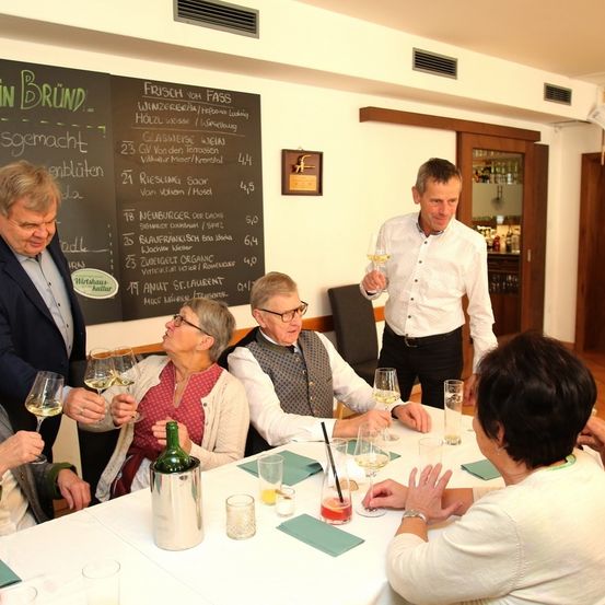 Bild enthält, Dining Room, Dining Table, Table, People, Person, Adult, Female, Woman, Restaurant, Man