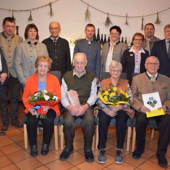 Bild enthält, Flower, Flower Arrangement, Flower Bouquet, Groupshot, Person, People, Adult, Male, Man, Woman