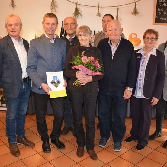 Bild enthält, Flower, Flower Arrangement, Flower Bouquet, Pants, Coat, Groupshot, Person, Jacket, Adult, Man