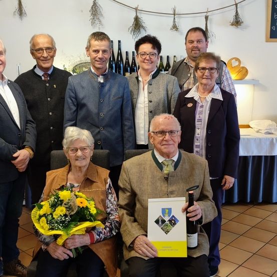 Bild enthält, Flower, Flower Arrangement, Flower Bouquet, Blazer, Coat, Jacket, Portrait, Potted Plant, Suit, People