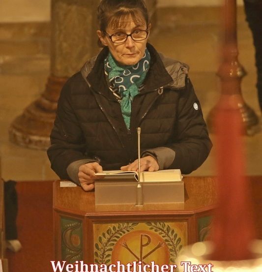 Bild enthält, Crowd, Person, People, Coat, Jacket, Face, Head, Portrait, Audience, Speech