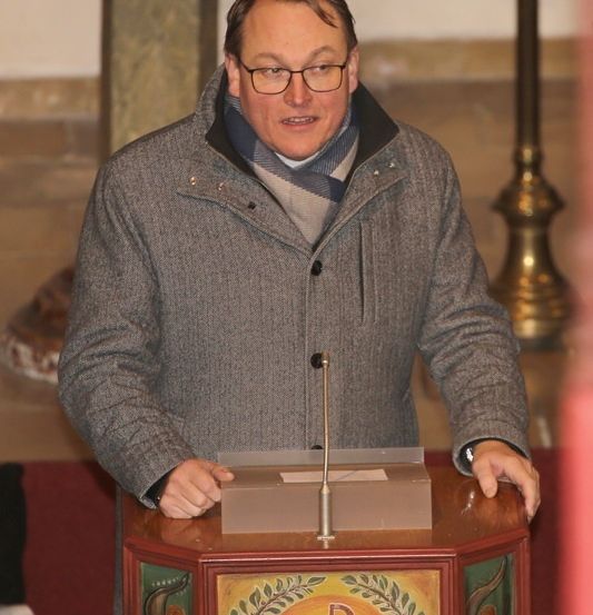 Bild enthält, People, Person, Face, Portrait, Adult, Male, Man, Altar, Coat, Crowd