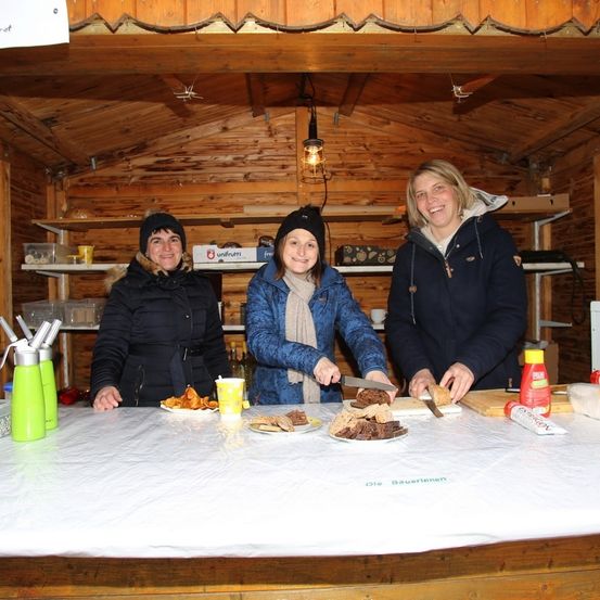Bild enthält, Wood, Plywood, Dining Table, Table, Adult, Female, Person, Woman, Dining Room, Meal