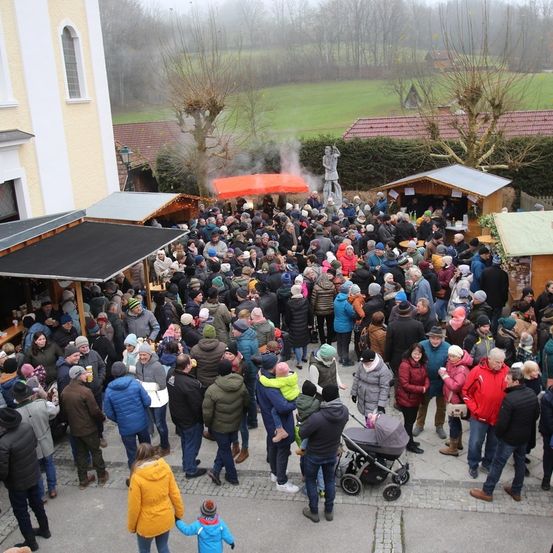 Bild enthält, People, Person, Outdoors, Shelter, Crowd, Machine, Wheel, Footwear, Shoe, Jeans