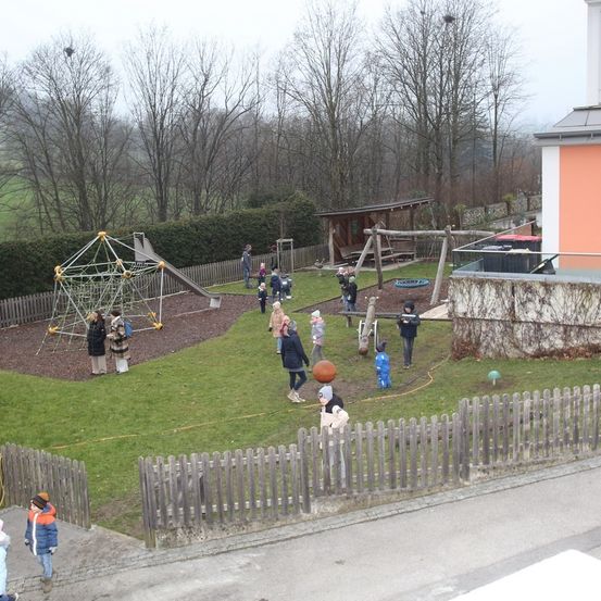 Bild enthält, Outdoor Play Area, Outdoors, Play Area, Person, Architecture, Building, Grass, Plant, Basketball (Ball), Sport