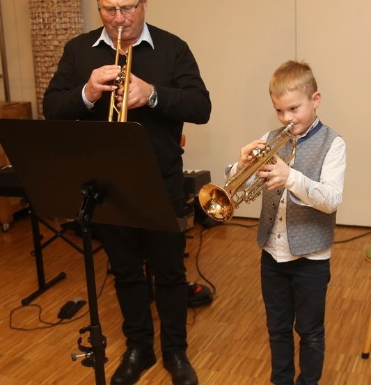 Bild enthält, Horn, Musical Instrument, Trumpet, Flugelhorn, Boy, Child, Male, Person, Adult, Man