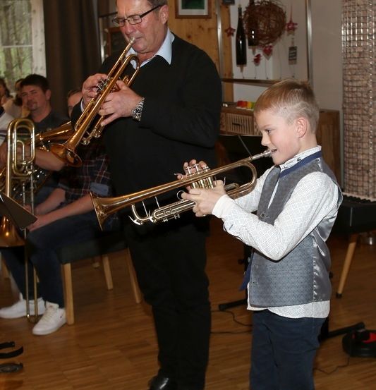 Bild enthält, Trumpet, Flugelhorn, Boy, Child, Male, Person, Adult, Man, Shoe, Wristwatch