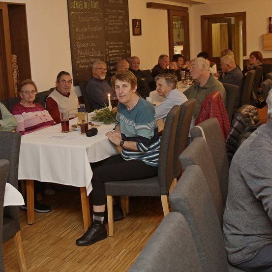 Bild enthält, Dining Room, Dining Table, Table, Restaurant, People, Person, Adult, Male, Man, Teen