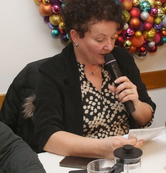 Bild enthält, Photography, Face, Person, Portrait, Table, Dining Table, Microphone, Necklace, Pottery, People