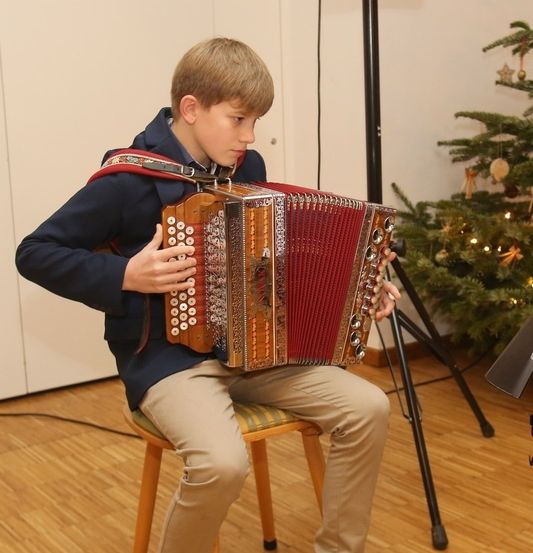 Bild enthält, Boy, Child, Male, Person, Photography, Musical Instrument, Portrait, Shoe, Solo Performance, Wood