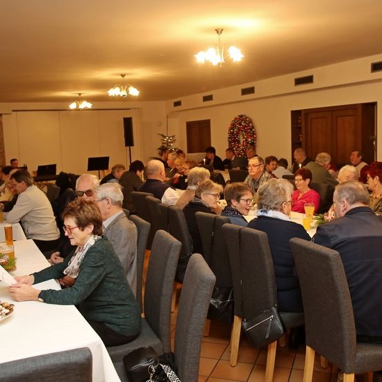 Bild enthält, Dining Room, Dining Table, Indoors, People, Person, Adult, Female, Woman, Restaurant, Man