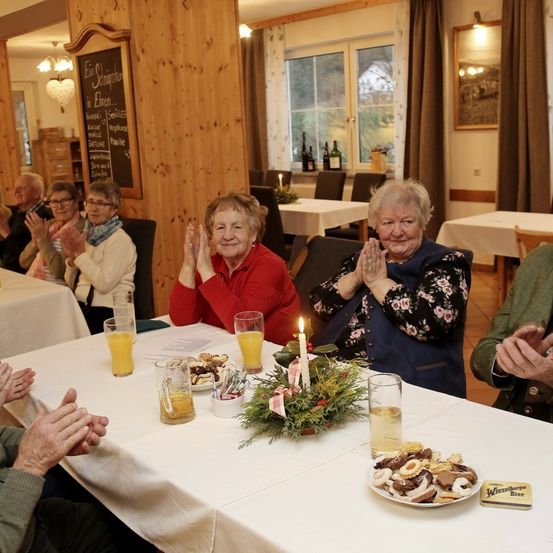 Bild enthält, Dining Room, Dining Table, Table, Adult, Female, Person, Woman, Male, Man, Lunch