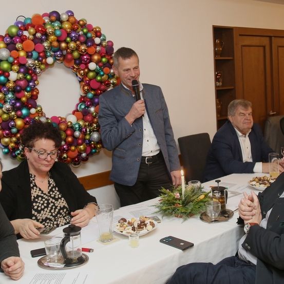 Bild enthält, Dining Room, Dining Table, Table, Blazer, People, Person, Meal, Adult, Male, Man