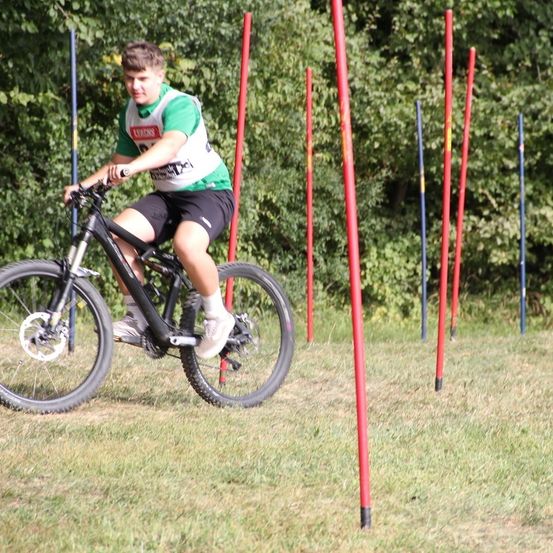 Bild enthält, Bicycle, Vehicle, Boy, Male, Person, Teen, Wheel, Shoe, Face, Cycling