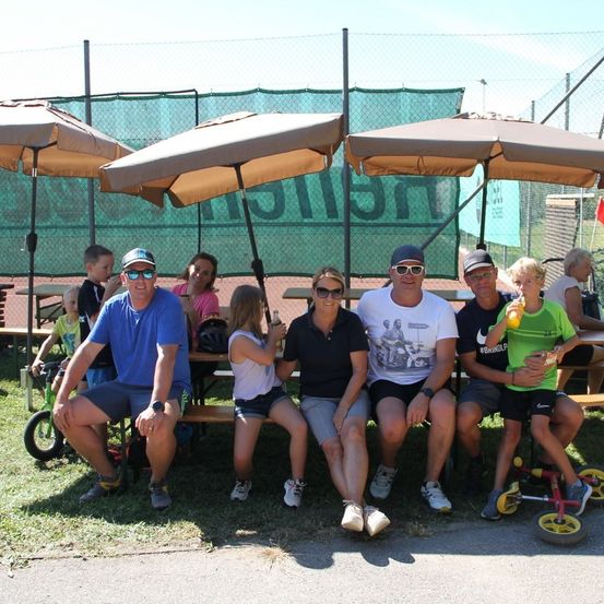 Bild enthält, Shorts, People, Person, Baseball Cap, Hat, Adult, Male, Man, Boy, Teen