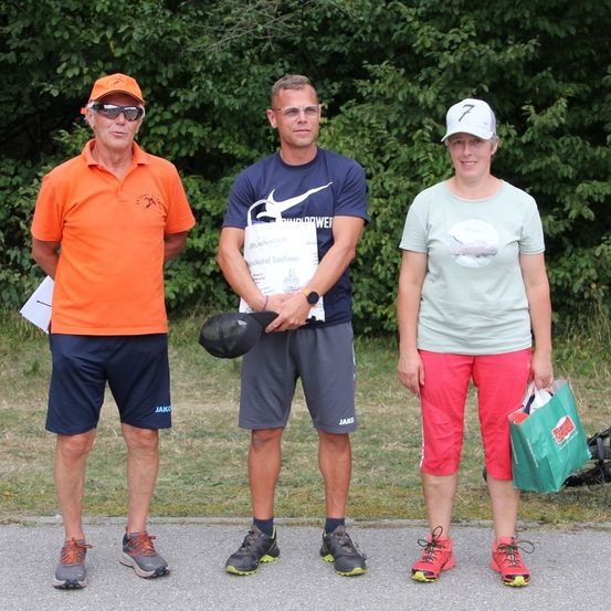 Bild enthält, Shorts, T-Shirt, Baseball Cap, Hat, People, Person, Shoe, Adult, Male, Man