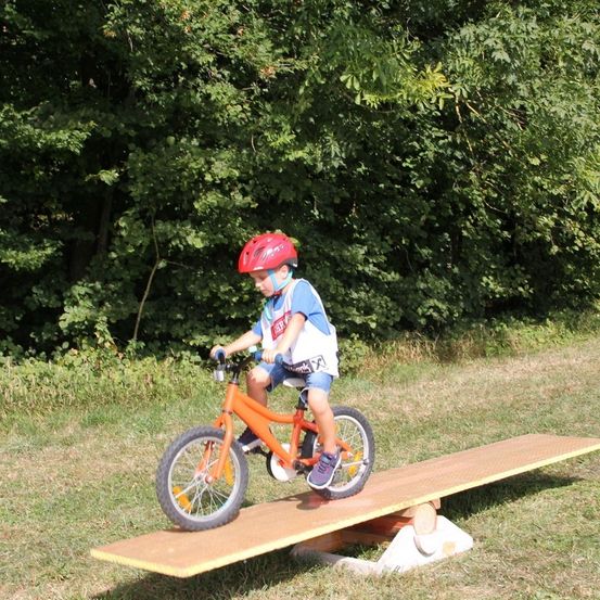 Bild enthält, Bicycle, Vehicle, Helmet, Boy, Child, Male, Person, Wheel, Shoe, Cycling
