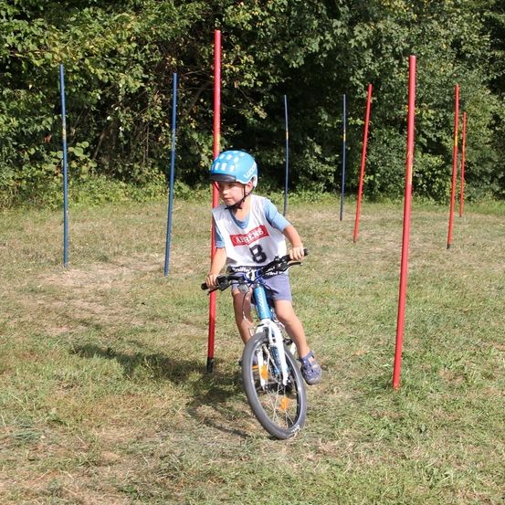 Bild enthält, Boy, Child, Male, Person, Bicycle, Vehicle, Wheel, Helmet, Hardhat, Cycling