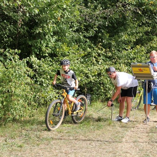 Bild enthält, Helmet, Adult, Male, Man, Person, Bicycle, Vehicle, Wheel, Shorts, Shoe