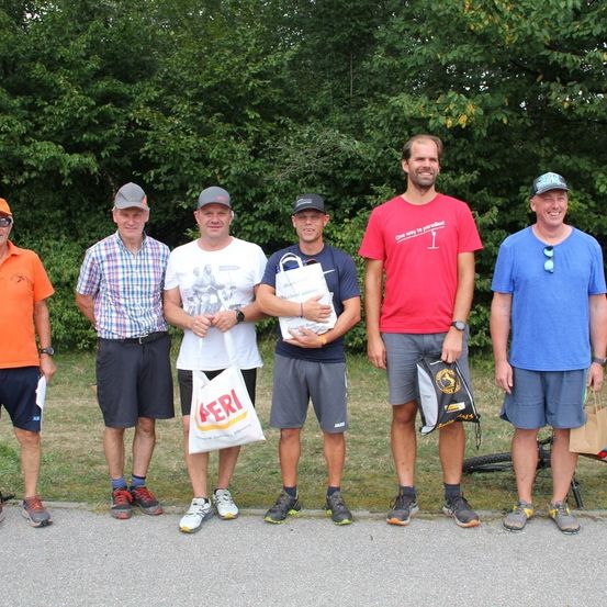Bild enthält, Shorts, T-Shirt, People, Park, Vegetation, Tree, Shoe, Pants, Portrait, Baseball Cap