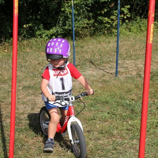 Bild enthält, Helmet, Hardhat, Boy, Child, Male, Person, Bicycle, Grass, Wheel, Face