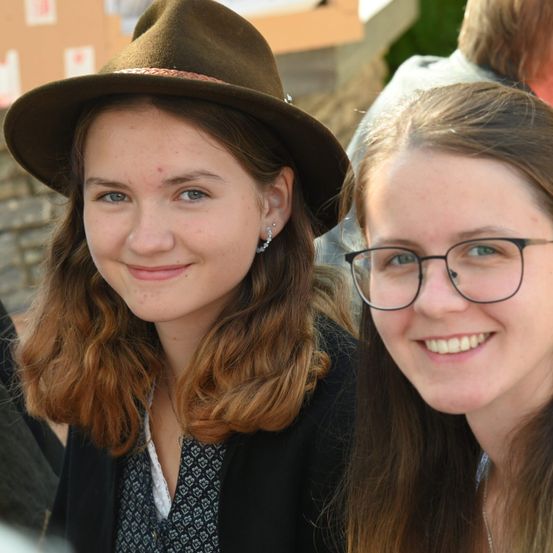 Bild enthält, Hat, Sun Hat, Glasses, Person, Photography, Portrait, Adult, Female, Woman, Smile