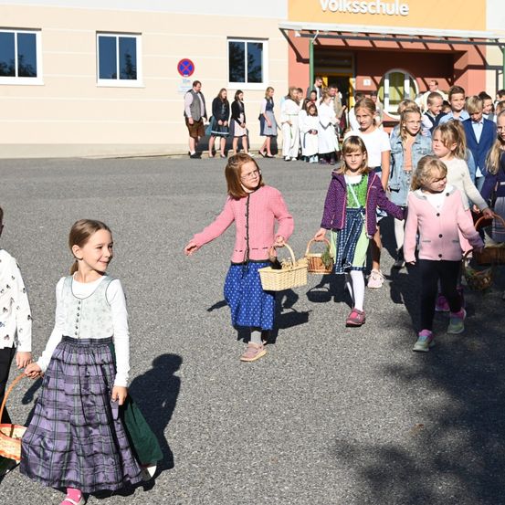 Bild enthält, Person, Walking, Skirt, Dress, Child, Female, Girl, Pants, Boy, Male