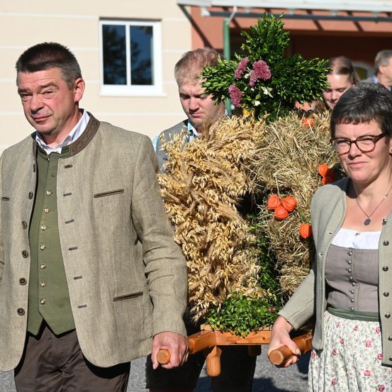 Bild enthält, Blazer, Coat, Jacket, Flower Arrangement, Flower Bouquet, Adult, Male, Man, Person, Woman