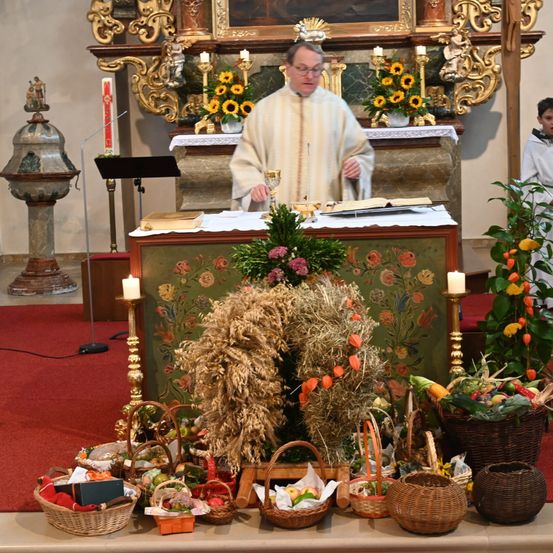 Bild enthält, Altar, Flower Arrangement, Adult, Male, Man, Person, Candle, Flower Bouquet, Glasses, Shoe