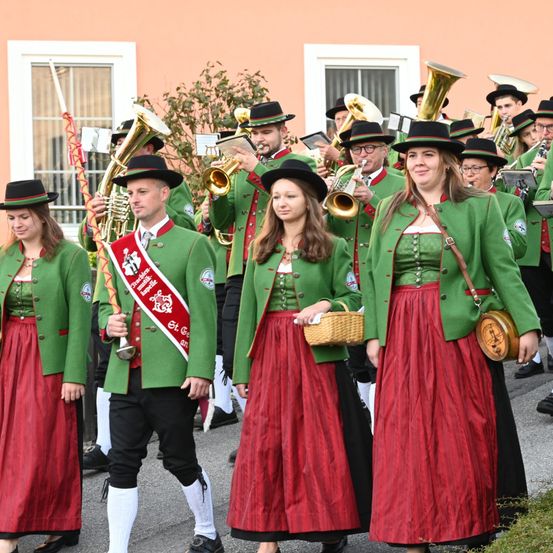 Bild enthält, People, Person, Group Performance, Music Band, Adult, Female, Woman, Handbag, Male, Man