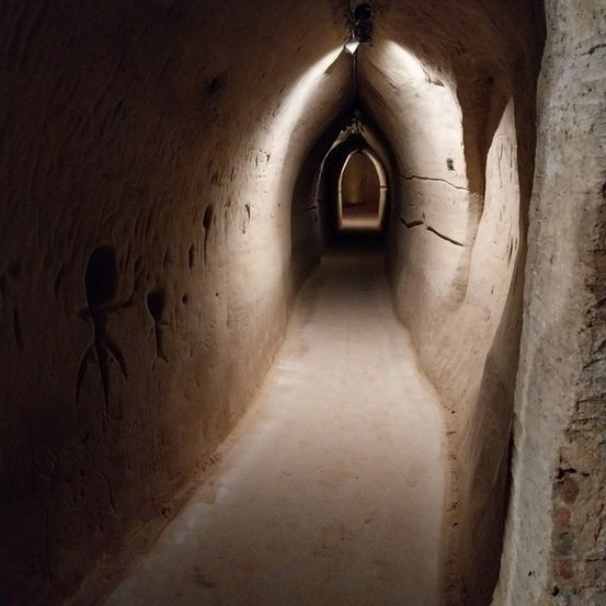 Bild enthält, Crypt, Dungeon, Architecture, Building, Bunker, Tunnel, Indoors, Corridor