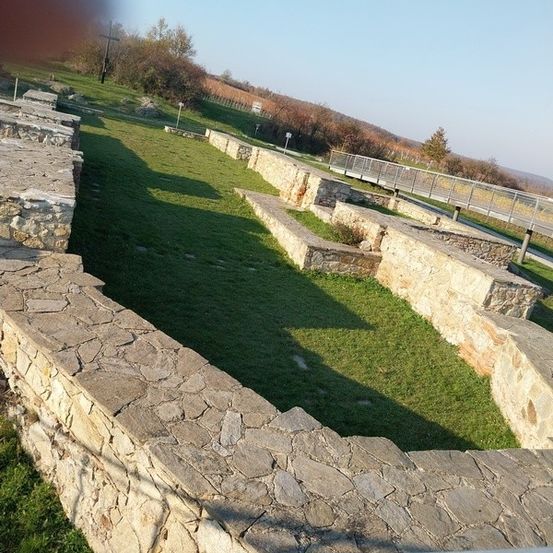 Bild enthält, Grass, Nature, Outdoors, Park, Rock, Path, Wall, Backyard, Walkway, Fortress
