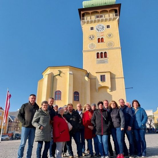 Bild enthält, Clock Tower, Pants, Person, Portrait, Bell Tower, Jeans, Coat, Adult, Female, Woman