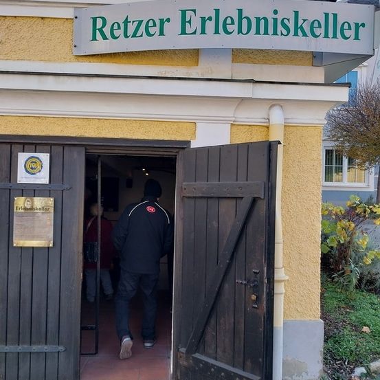 Bild enthält, Adult, Male, Man, Person, Door, Footwear, Shoe, Handbag, Building, Shelter