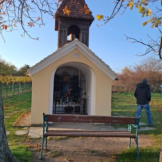 Bild enthält, Bench, Furniture, Person, Sitting, Architecture, Gothic Arch, Outdoors, Building, Jeans, Nature