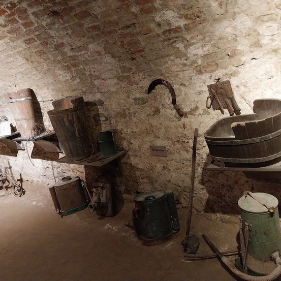 Bild enthält, Architecture, Building, Factory, Indoors, Basement, Room