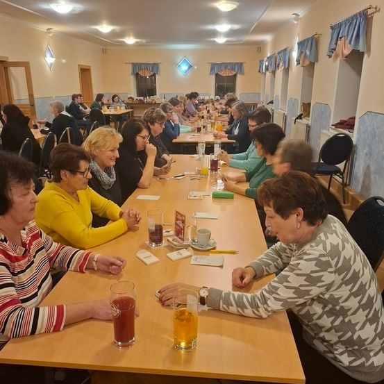 Bild enthält, Adult, Female, Person, Woman, Indoors, Restaurant, Cafeteria, People, Face, Chair