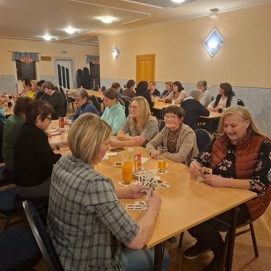 Bild enthält, Indoors, Restaurant, Adult, Female, Person, Woman, Cafeteria, Dining Room, Dining Table, People