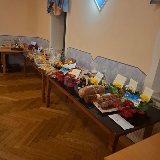 Bild enthält, Wood, Dining Table, Table, Hardwood, Meal, Floor, Flooring, Cafeteria, Interior Design, Flower Arrangement