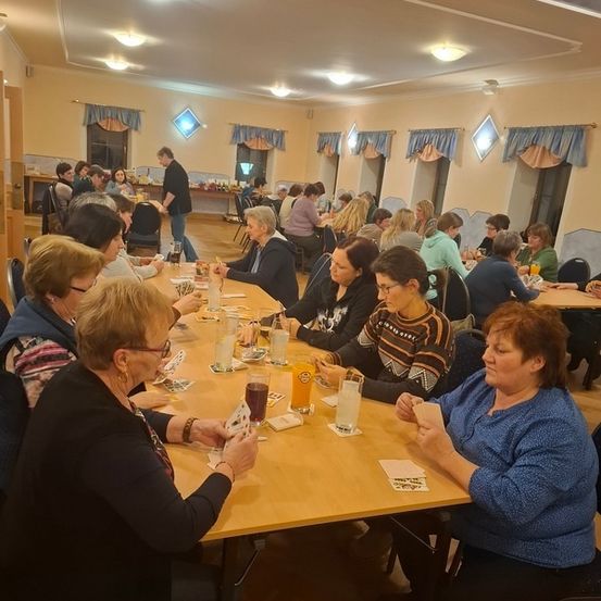 Bild enthält, Indoors, Restaurant, Dining Room, Dining Table, Table, Adult, Female, Person, Woman, Cafeteria