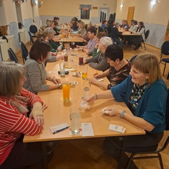 Bild enthält, Cafeteria, Restaurant, Adult, Female, Person, Woman, Chair, People, Handbag, Student