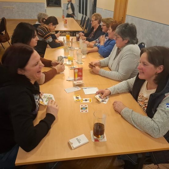 Bild enthält, Adult, Female, Person, Woman, Tabletop, Restaurant, Face, Head, Conversation, Cafeteria