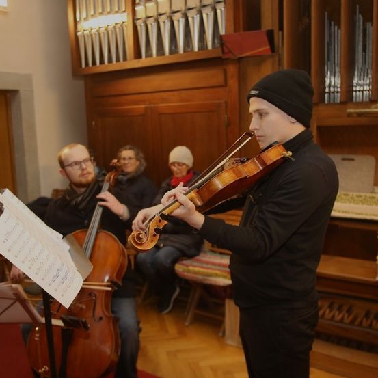 Bild enthält, Musical Instrument, Violin, Person, Adult, Female, Woman, Male, Man, Glasses, Shoe