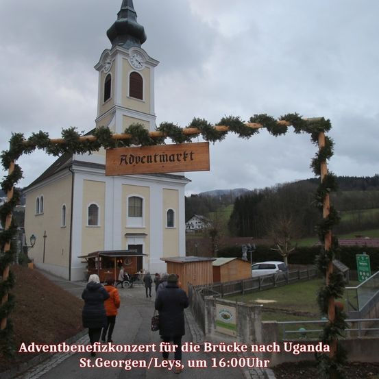 Bild enthält, Building, Monastery, Clock Tower, Bell Tower, Arch, Spire, Person, Coat, Car, Wheel
