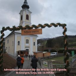 Bild enthält, Building, Monastery, Clock Tower, Bell Tower, Arch, Spire, Person, Coat, Car, Wheel