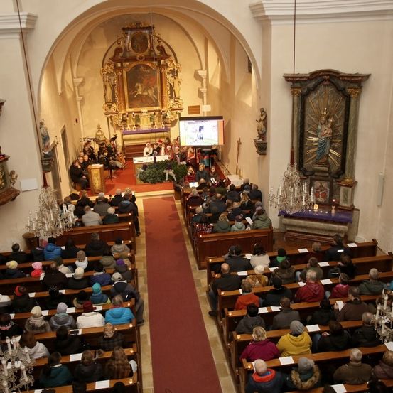 Bild enthält, Architecture, Building, Indoors, Prayer, Altar, Church, Chapel, Person
