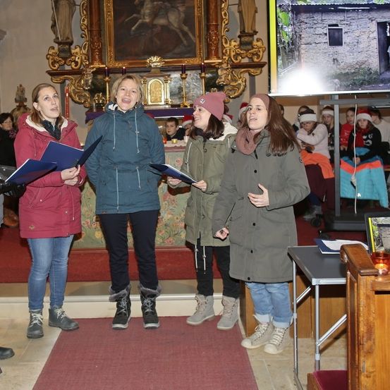 Bild enthält, Pants, Coat, Plywood, Jacket, Jeans, Person, Shoe, People, Face, Altar