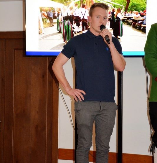 Bild enthält, Adult, Male, Man, Person, Jeans, Pants, Microphone, Shoe, Face, People